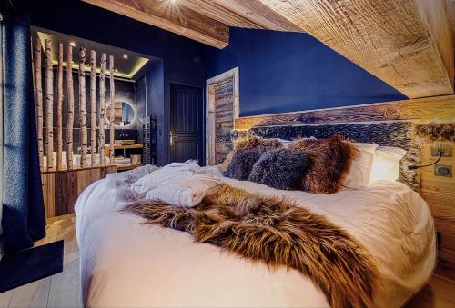阿克1950Appartement style chalet 5* vue Mont-Blanc - Arc 1950的卧室配有一张带毛绒枕头的大型白色床。