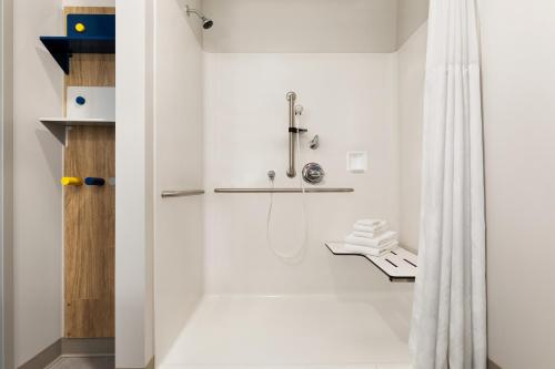 LachuteMicrotel Inn & Suites by Wyndham Lachute的带淋浴和浴帘的浴室