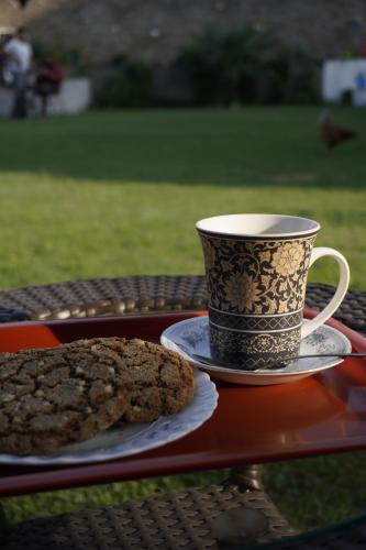 斯利那加Farsal Villa的桌上的咖啡和饼干