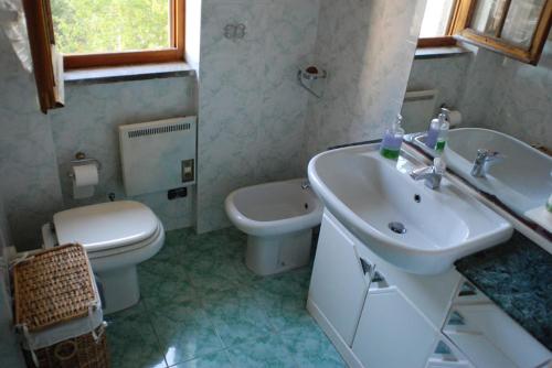 奥尔贝泰洛Giannella Apartment的一间带水槽和卫生间的浴室