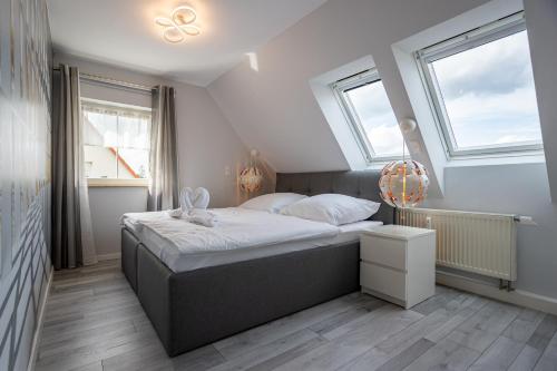 弗赖贝格Ferienwohnung Gartenstadt Seilerberg的一间卧室设有一张床和两个窗户。