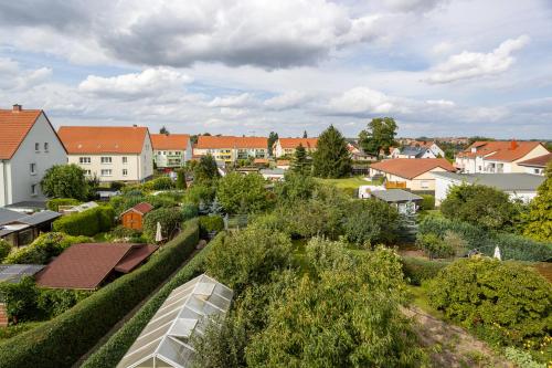 弗赖贝格Ferienwohnung Gartenstadt Seilerberg的享有拥有房屋和树木的城镇美景