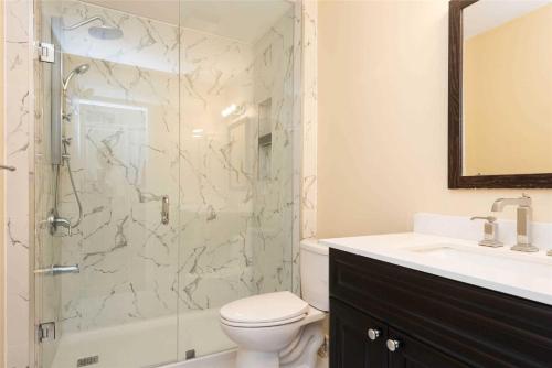 米西索加Jazzy Home Stay的带淋浴、卫生间和盥洗盆的浴室