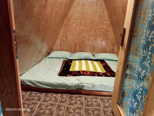 科代卡纳尔Croods Farm Stay - Kodaikanal的小帐篷内的一张小床
