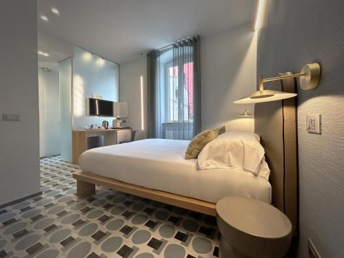 里奥马哲雷阿菲塔卡莫拉戴巴拉卡旅馆的一间卧室配有一张带台灯和桌子的床