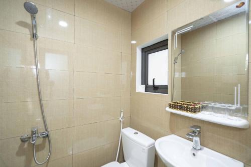 下龙湾AURORA BÃI CHÁY HẠ LONG的带淋浴、卫生间和盥洗盆的浴室