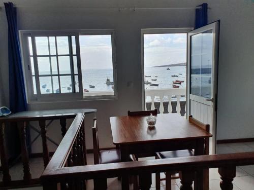 TarrafalSeaview Apartment的一间设有桌子的海景用餐室