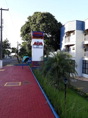 伊瓜苏Hotel AVM的大楼前的红砖人行道