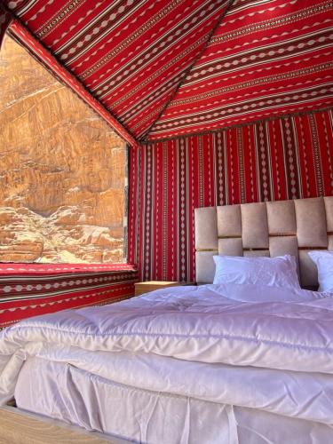 DisahRed Twilight Camp的红色墙壁的房间里一张床位