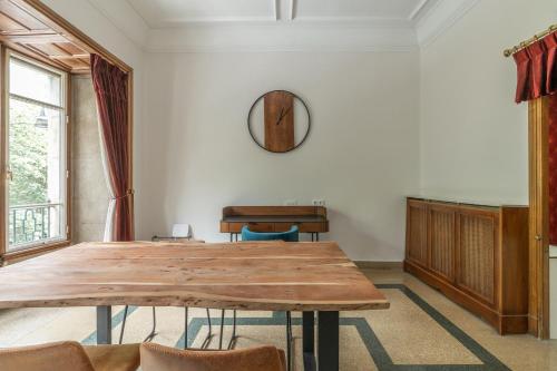 奥伦塞Casa Bogart的一间带木桌和镜子的用餐室