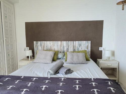 哈维亚Villa Marina的一间卧室配有一张大床和两个枕头