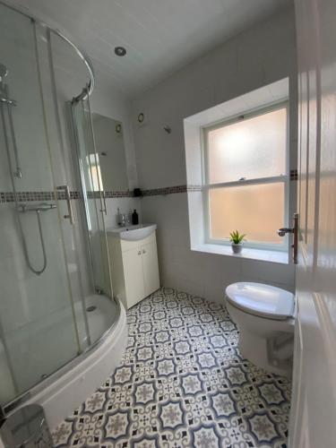 马特洛克Wards House Loft Apartment, Matlock的带淋浴、卫生间和盥洗盆的浴室