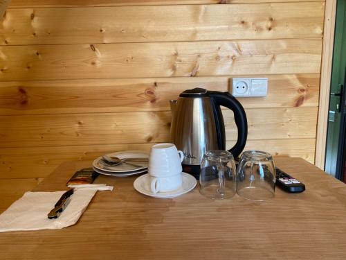 马尔特维利Inn Martvili的茶壶和木桌上的玻璃杯
