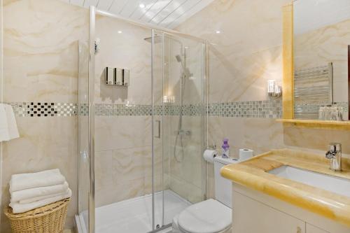 普里茅斯Luxury Oceana Apartment, Central City Centre, Newly Refurbished的带淋浴、卫生间和盥洗盆的浴室