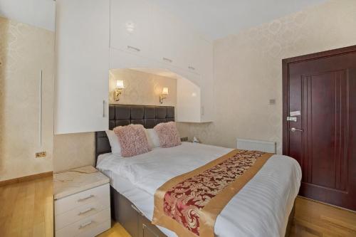 普里茅斯Luxury Oceana Apartment, Central City Centre, Newly Refurbished的卧室配有带粉红色枕头的大型白色床