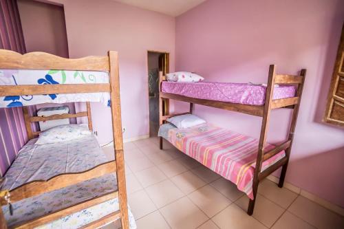 伊塔乌纳斯Pousada Luz da Vila Itaúnas的一间卧室配有两张双层床。