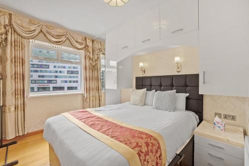 普里茅斯Luxury Mayflower Apartment, Central City Centre, Newly Refurbished的一间卧室设有一张大床和一个窗户。