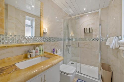 普里茅斯Luxury Mayflower Apartment, Central City Centre, Newly Refurbished的带淋浴、盥洗盆和卫生间的浴室