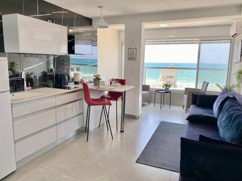 海法Seaside cozy apartment的厨房和客厅,享有海景