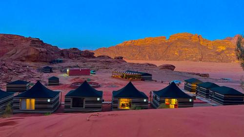 瓦迪拉姆STARDUSt CAMP的沙漠中一群小屋
