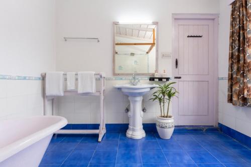 奈尼塔尔The Manora Woods Resort - Private Hill Top, Gethiya, Nainital的浴室配有盥洗盆、镜子和浴缸