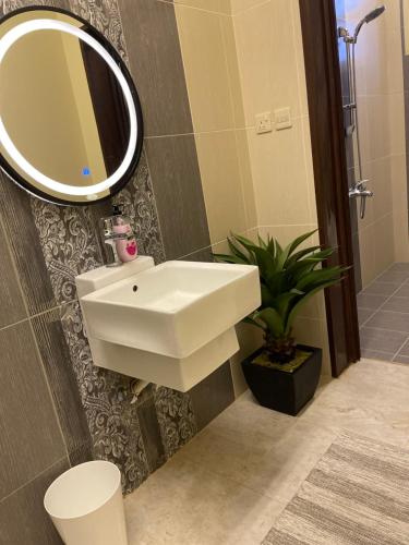 Riyadh Al Khabraاستديو عائلي بمدخل خاص ودخول ذاتي的浴室设有白色水槽和镜子