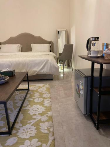 Riyadh Al Khabraاستديو عائلي بمدخل خاص ودخول ذاتي的一间卧室配有一张床、一张桌子和一张桌子。