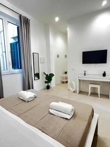 巴勒莫Valguarnera Studio Apartments的白色客房,床上配有两个枕头