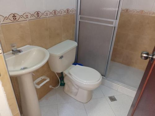 内瓦Apartamento amoblado Neiva¡! capacidad 2 personas的浴室配有卫生间、盥洗盆和淋浴。