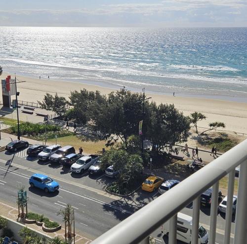 黄金海岸Beachfront Studio的海滩旁停车场的景色