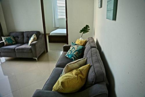 库莱布拉Casa Carmen Culebra- Suez的客厅配有带枕头的沙发