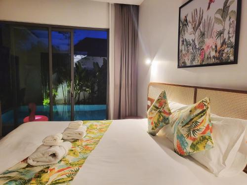 邦涛海滩E villa near bangtao beach ,普吉高端社区邦涛区度假村私人泳池别墅的一间卧室配有带毛巾的床