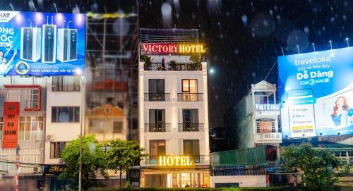 河内Victory Hotel的雨中城市的建筑物