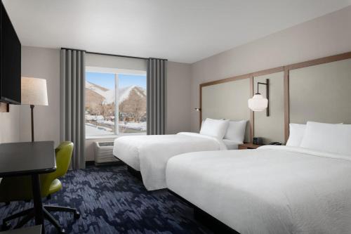 黑利Fairfield by Marriott Inn & Suites Hailey Sun Valley的酒店客房设有两张床和窗户。