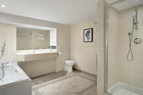 爱丁堡Delta Hotels by Marriott Edinburgh的一间带水槽、淋浴和卫生间的浴室