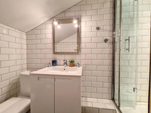 圣马丁德贝尔维尔Appartement Saint-Martin-de-Belleville, 2 pièces, 4 personnes - FR-1-344-860的白色的浴室设有水槽和镜子