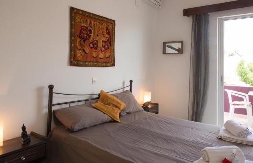 斯卡拉埃雷索艾穆卡拉公寓的一间卧室配有一张带黄色枕头的床和一扇窗户