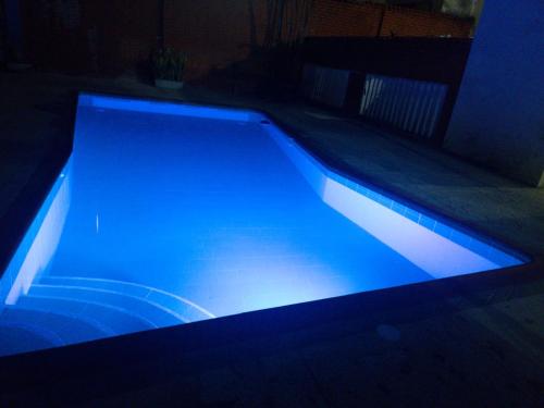 卡利El Rincón de Granada Hotel的深色客房内的游泳池,灯光蓝色