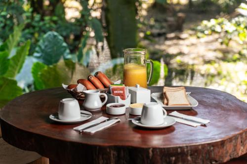 马尔多纳多港Ecolucerna Lodge Tambopata的一张桌子,上面放着一盘食物和一杯橙汁