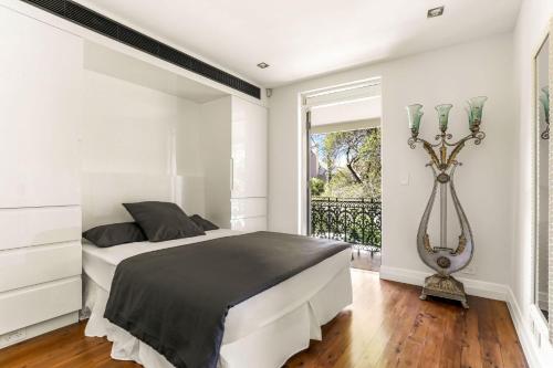 悉尼Woollahra house beautiful 3 bedroom terrace的白色的卧室设有一张大床和一个窗户