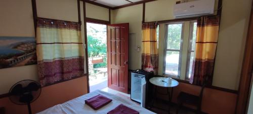 邦劳芒果之家公寓 的客房设有床、水槽和窗户。