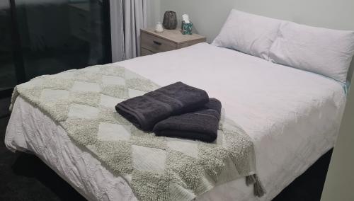 纳皮尔Room With A view的床上有两条毛巾