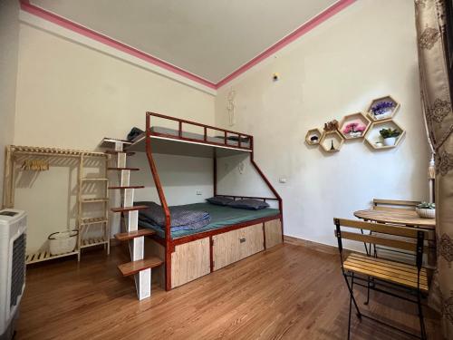 木州县MŨM HOMESTAY MỘC CHÂU的一间卧室配有双层床和书桌