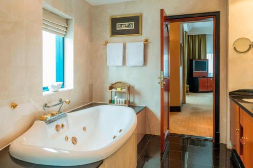 迪拜艾美航道酒店的客房内的浴室设有大浴缸