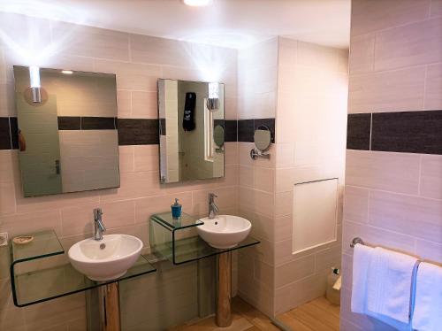MamoudzouHôtel Hamaha Beach的浴室设有2个水槽和2面镜子