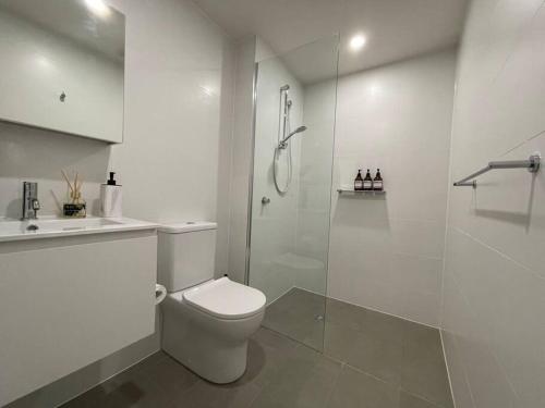 堪培拉Brand new 1BR apartment Dickson的白色的浴室设有卫生间和淋浴。