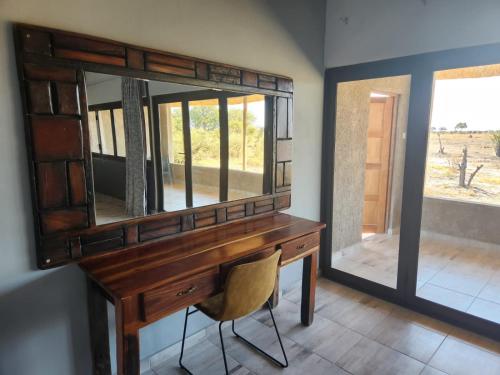 MababeMababe River Lodge & Campsite的一张桌子,带镜子和椅子