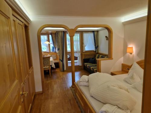 奥蒂塞伊Residence Ciastel的酒店客房,配有床和镜子
