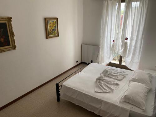 马兹奥HOTEL RISTORANTE VITTORIA dal 1920的窗户客房内的一张白色床