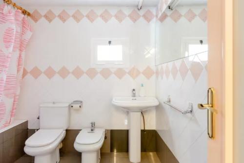 拉加里加MASIA CAN SUNYER AGROTURISMO的一间带卫生间和水槽的浴室